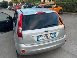 Grigio Usata 2005 Ford Fiesta Tre volumi | 1600 €