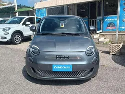 Grigio Nuova 2024 Fiat 500e La Prima Due volumi | 15.950 € (Super prezzo)