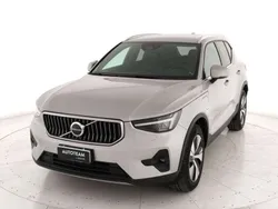 Argento metall. Usata 2022 Volvo XC40 Core SUV | 29.400 € (Buon prezzo)