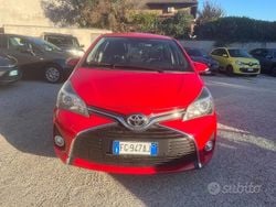 Rosso Usata 2016 Toyota Yaris Lounge Tre volumi | 6300 € (Buon prezzo)