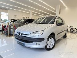 Grigio Usata 2004 Peugeot 206 Tre volumi | 2900 € (Molto cara)