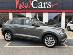 Grigio scuro Usata 2022 VW T-Roc Life SUV | 23.900 € (Buon prezzo)