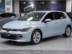 Crystal ice blue met. Nuova 2025 VW Golf VIII Edition Tre volumi | 33.500 € (Ottimo prezzo)