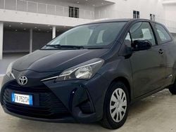 Nero Usata 2017 Toyota Yaris Cool Tre volumi | 7950 € (Buon prezzo)
