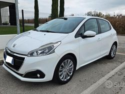 Bianco Usata 2016 Peugeot 208 Active Due volumi | 7200 € (Buon prezzo)