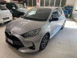 Grigio Usata 2021 Toyota Yaris Hybrid Style Tre volumi | 18.590 € (Buon prezzo)