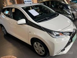 Bianco Usata 2017 Toyota Aygo X-play Due volumi | 9490 € (Buon prezzo)