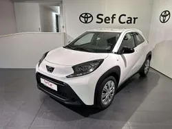 Bianco Nuova 2025 Toyota Aygo Active Due volumi | 15.200 €