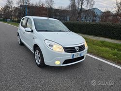 Bianco Usata 2011 Dacia Sandero Lauréate Tre volumi | 3350 € (Buon prezzo)