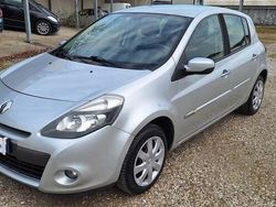 Argento Usata 2010 Renault Clio II Authentique Tre volumi | 3900 € (Buon prezzo)