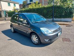 Grigio Usata 2004 Ford Fiesta Ambiente Tre volumi | 2000 € (Buon prezzo)