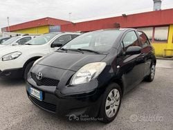 Nero Usata 2010 Toyota Yaris Tre volumi | 4300 € (Buon prezzo)