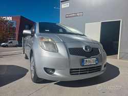 Grigio Usata 2007 Toyota Yaris Tre volumi | 3400 € (Buon prezzo)