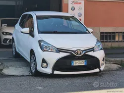 Bianco Usata 2015 Toyota Yaris Tre volumi | 7990 € (Buon prezzo)