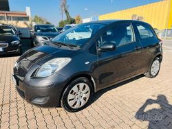 Grigio Usata 2010 Toyota Yaris Luxury Tre volumi | 3450 € (Buon prezzo)