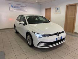 Bianco metallizzato Usata 2022 VW Golf VIII Life Tre volumi | 17.990 € (Buon prezzo)