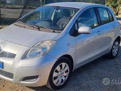 Grigio Usata 2010 Toyota Yaris Sol Tre volumi | 5000 € (Buon prezzo)