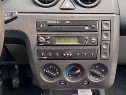 Blu/azzurro Usata 2003 Ford Fiesta Ambiente Due volumi | 1800 € (Buon prezzo)