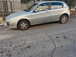 Grigio Usata 2004 Alfa Romeo 147 Due volumi | 750 €