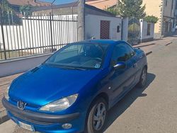 Usata 2002 Peugeot 206 CC Cabrio | 800 €