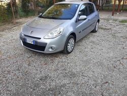 Grigio Usata 2010 Renault Clio III Tre volumi | 4000 € (Molto cara)