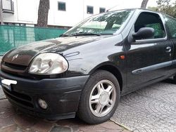 Usata 2000 Renault Clio II | 2900 €