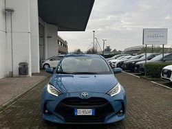Blu Usata 2022 Toyota Yaris Hybrid Tre volumi | 16.800 € (Buon prezzo)