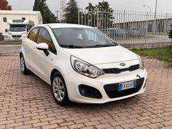 Bianco Usata 2014 Kia Rio Tre volumi | 4500 € (Buon prezzo)