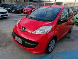 Rosso Usata 2008 Peugeot 107 Access Due volumi | 2900 € (Buon prezzo)
