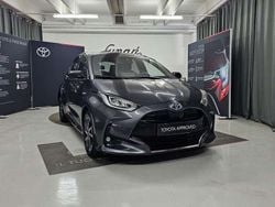 Dark grey met Usata 2021 Toyota Yaris Hybrid Lounge Tre volumi | 19.000 € (Buon prezzo)