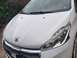 Bianco Usata 2015 Peugeot 208 Active Due volumi | 6900 € (Buon prezzo)