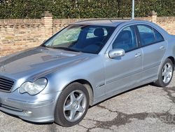 Grigio Usata 2001 Mercedes C200 Avantgarde Tre volumi | 2500 € (Buon prezzo)