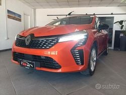 Arancione Usata 2023 Renault Clio V Tre volumi | 14.500 € (Buon prezzo)