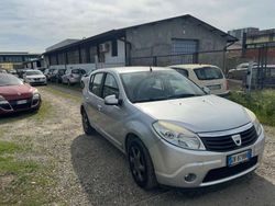 Argento Usata 2009 Dacia Sandero Lauréate Due volumi | 2590 € (Buon prezzo)
