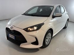 Super white gloss Usata 2025 Toyota Yaris Hybrid Active Tre volumi | 18.900 € (Ottimo prezzo)