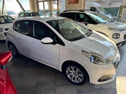 Bianco Usata 2018 Peugeot 208 Active Due volumi | 7999 € (Buon prezzo)