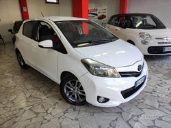 Bianco(met.) Usata 2014 Toyota Yaris Lounge Tre volumi | 4490 € (Buon prezzo)