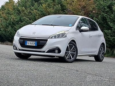 Usata Peugeot 208 Allure 75 CV (55 kW) 2015 Bianco Utilitaria