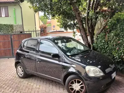 Usata Toyota Yaris 86 CV (63 kW) 2002 Nero Utilitaria