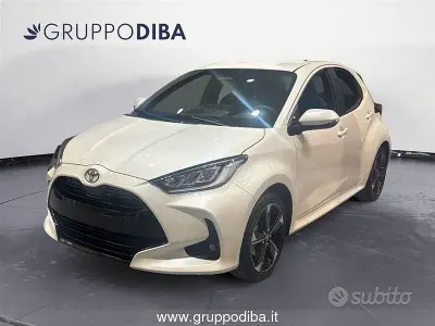 Nuova Toyota Yaris Hybrid Lounge 130 CV (95 kW) 2026 Bianco Berlina