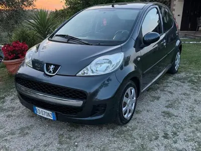 Usata Peugeot 107 68 CV (50 kW) 2010 Grigio Utilitaria