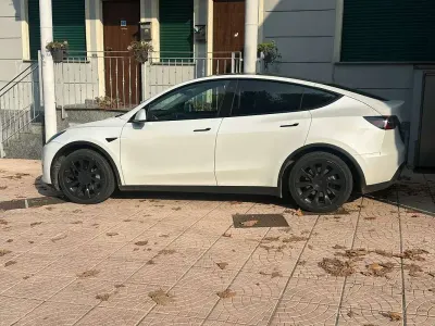 Usata Tesla Model Y 152 kW (208 CV) 2023 Bianco SUV