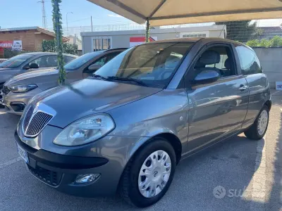 Begagnad Lancia Ypsilon 69 HK (50 kW) 2005 Grå Halvkombi