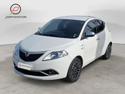 Begagnad Lancia Ypsilon 69 HK (50 kW) 2016 Vit Halvkombi