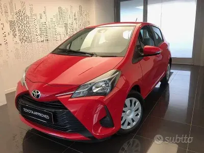 Usata Toyota Yaris Cool 69 CV (50 kW) 2017 Rosso Berlina