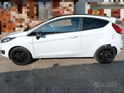 Usata Ford Fiesta 80 CV (58 kW) 2015 Bianco Berlina