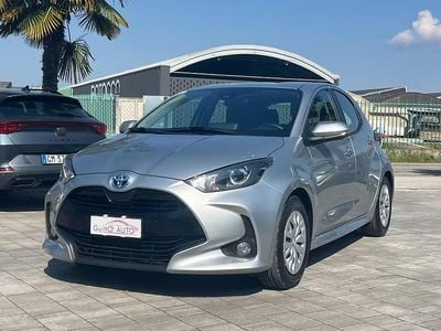 Usata Toyota Yaris Hybrid Business Edition 92 CV (67 kW) 2023 Argento Berlina