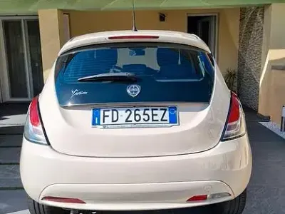 Usata Lancia Ypsilon 95 CV (69 kW) 2016 Bianco Utilitaria