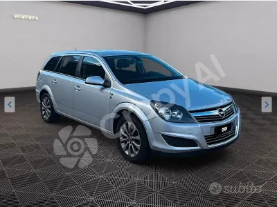 Usado Opel Astra 110 CV (80 kW) 2010 Gris Familiar