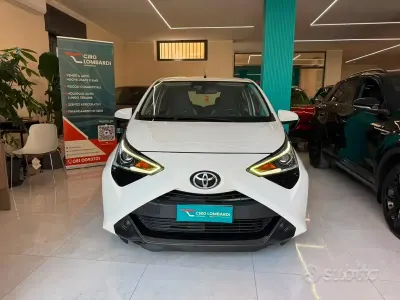 Usata Toyota Aygo Connect Style 72 CV (52 kW) 2021 Bianco Utilitaria